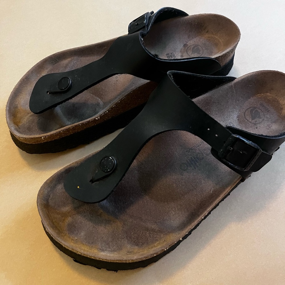 Slightly used platform black Birkenstock in Gizeh style